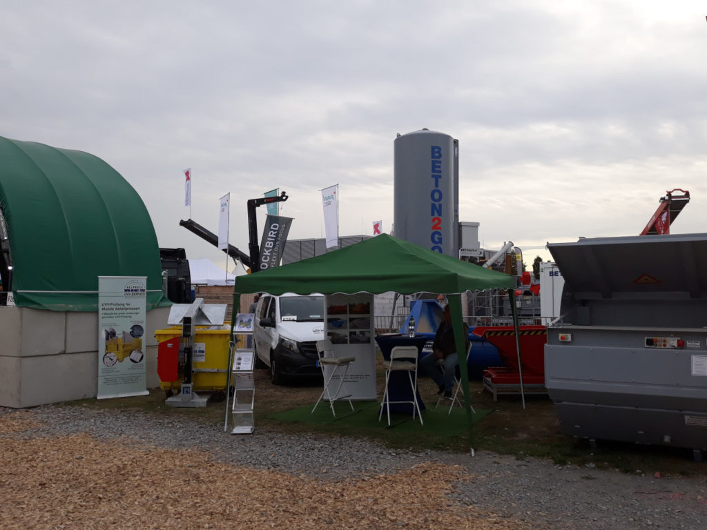 Allpress RIES stellt auf einem Stand auf der Messe RecyclingAKTIV in Karlsruhe sich und seine Produkte vor.