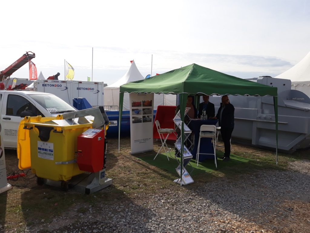 Allpress RIES stellt auf einem Stand auf der Messe RecyclingAKTIV in Karlsruhe sich und seine Produkte vor.