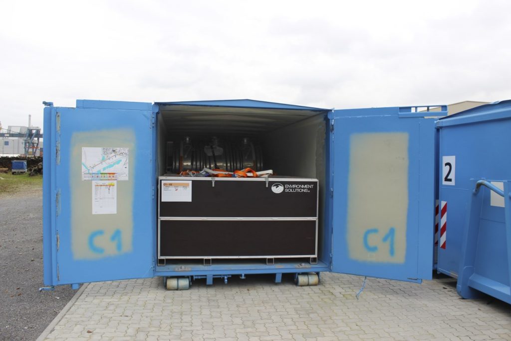 Abrollcontainer von Allpress Ries für den Hochwasserschutz in Karlsruhe